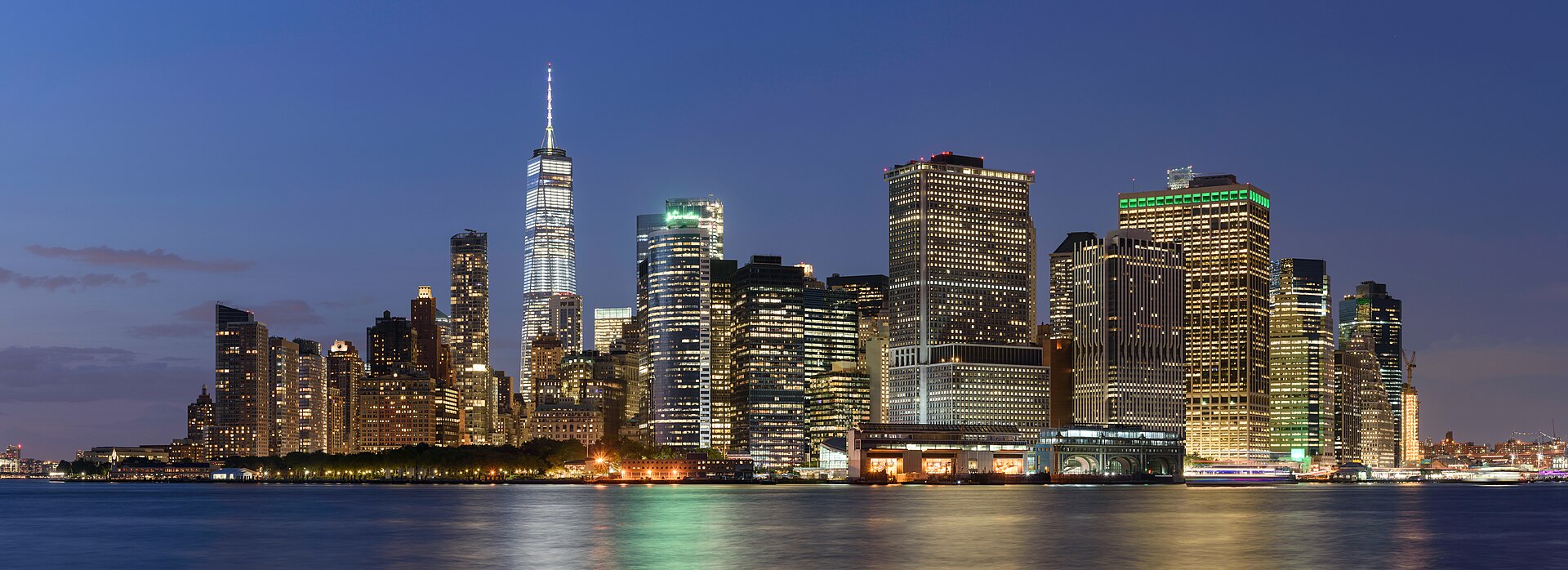 Lower Manhattan financial district at night, representing the established global banking centers that Saudi Arabia KAFD seeks to rival. Photo: Wikimedia Commons / CC BY-SA 4.0