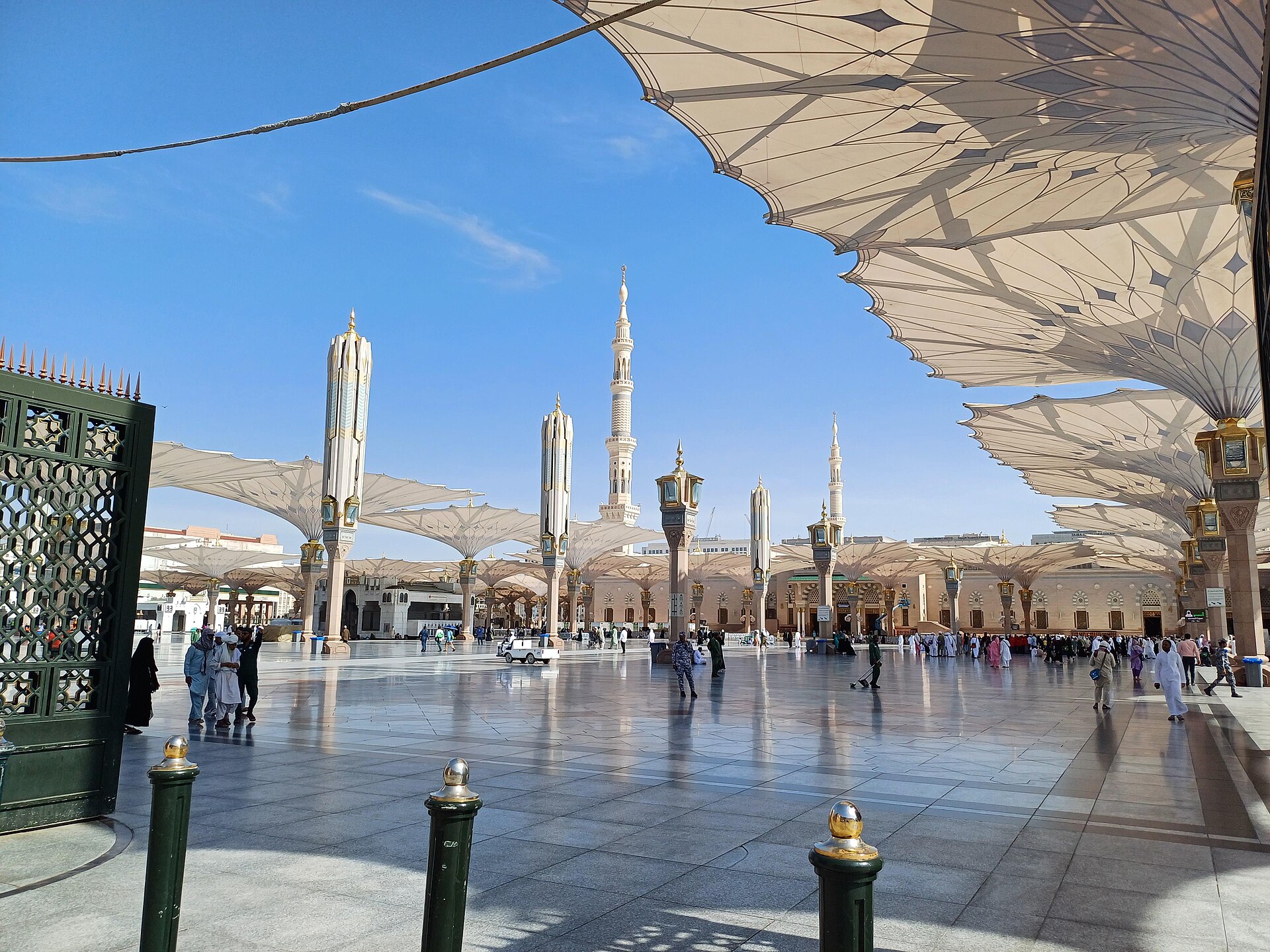 The courtyard of Masjid al-Nabawi (Prophet's Mosque) in Medina with its distinctive retractable umbrellas and minarets, 2024. Photo: Wikimedia Commons / CC BY 3.0