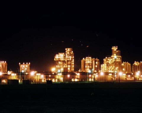 Kuwait Mina Al-Ahmadi oil refinery illuminated at night, the largest refinery in Kuwait targeted by Iranian drone strikes in March 2026. Photo: Wikimedia Commons / Public Domain