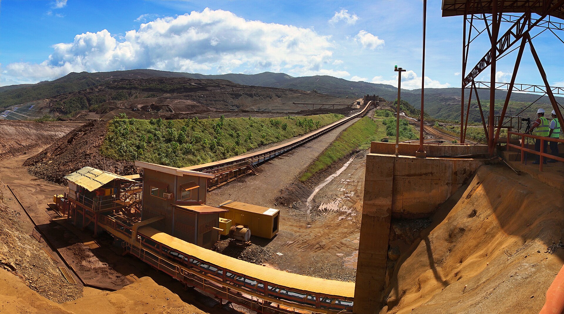 Industrial mineral ore processing facility with conveyor belt systems transporting raw materials for refinement. Photo: Wikimedia Commons / CC BY-SA 2.0