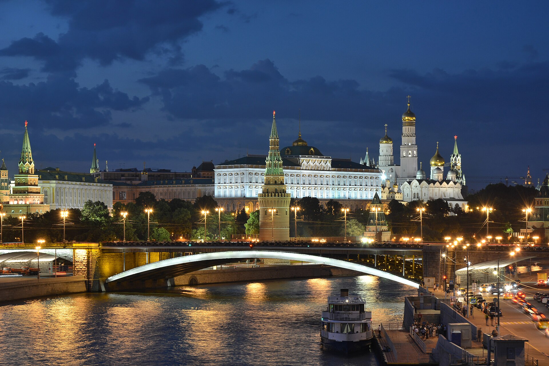 The Moscow Kremlin illuminated at night, symbolizing Russia's growing geopolitical leverage and energy revenue windfall during the 2026 Iran war. Photo: Wikimedia Commons / CC BY-SA 4.0