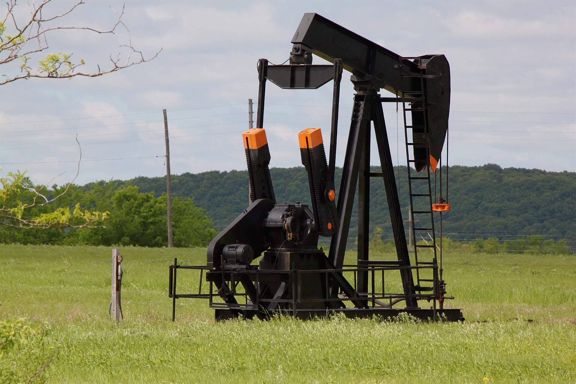 Oil pumpjack extracting crude in an oil field representing the global petroleum production that OPEC and Saudi Arabia regulate. Photo: Wikimedia Commons / CC BY 2.0