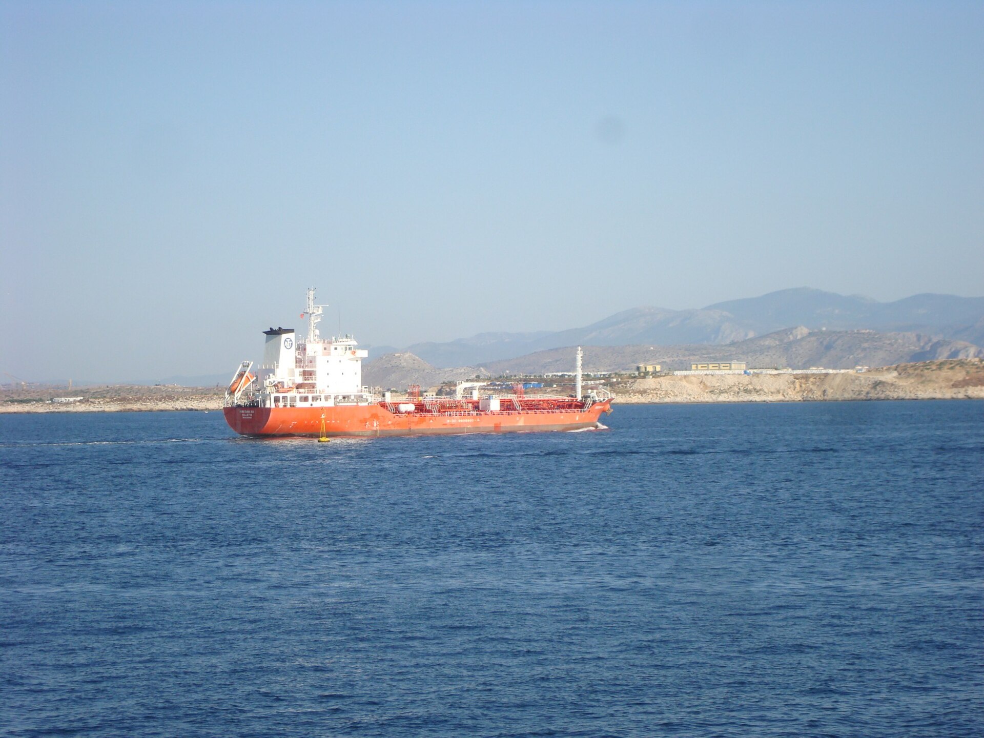 A loaded oil tanker at sea, similar to those stranded outside the Strait of Hormuz. Photo: Wikimedia Commons / CC BY