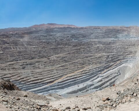 A vast open-pit copper mine in a desert landscape, showing the massive scale of modern mineral extraction operations similar to those planned for Saudi Arabia. Photo: Wikimedia Commons / CC BY-SA 4.0