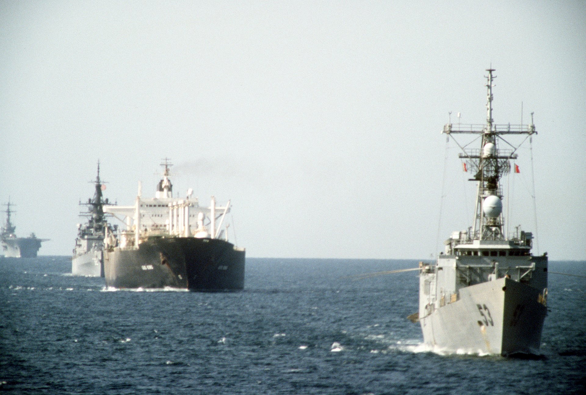 US Navy warships escort the tanker Gas King through the Persian Gulf during Operation Earnest Will in October 1987. Photo: US Navy / Public Domain