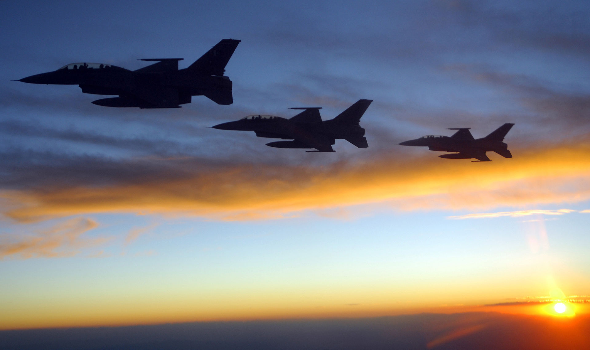 Pakistan Air Force F-16 fighter jets fly in formation at sunset, representing the military dimension of the Pakistan-Saudi Arabia Strategic Mutual Defence Agreement. Photo: US Air Force / Public Domain