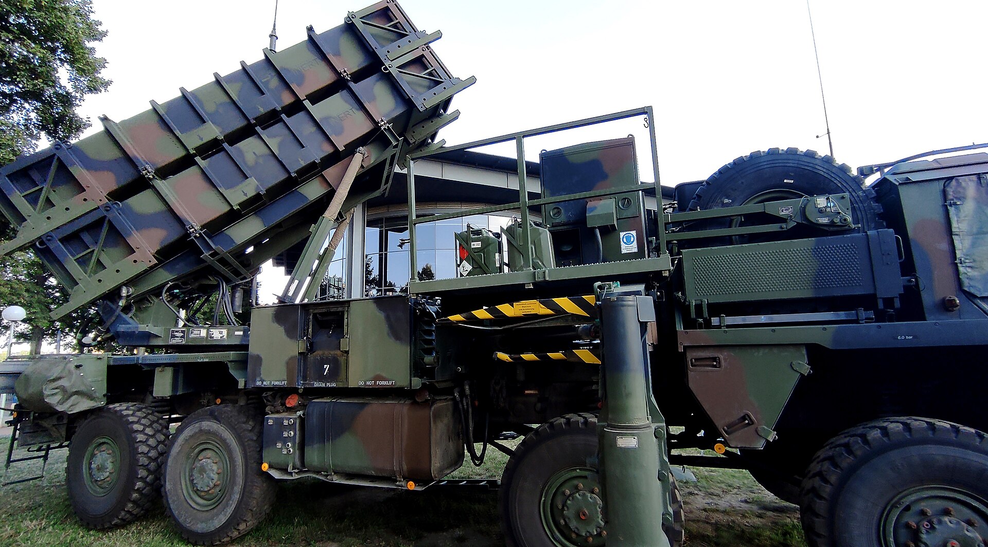 MIM-104 Patriot surface-to-air missile launcher system with four guided missile canisters, the same air defense platform being diverted from Ukraine to Gulf states. Photo: Wikimedia Commons / CC BY-SA 4.0