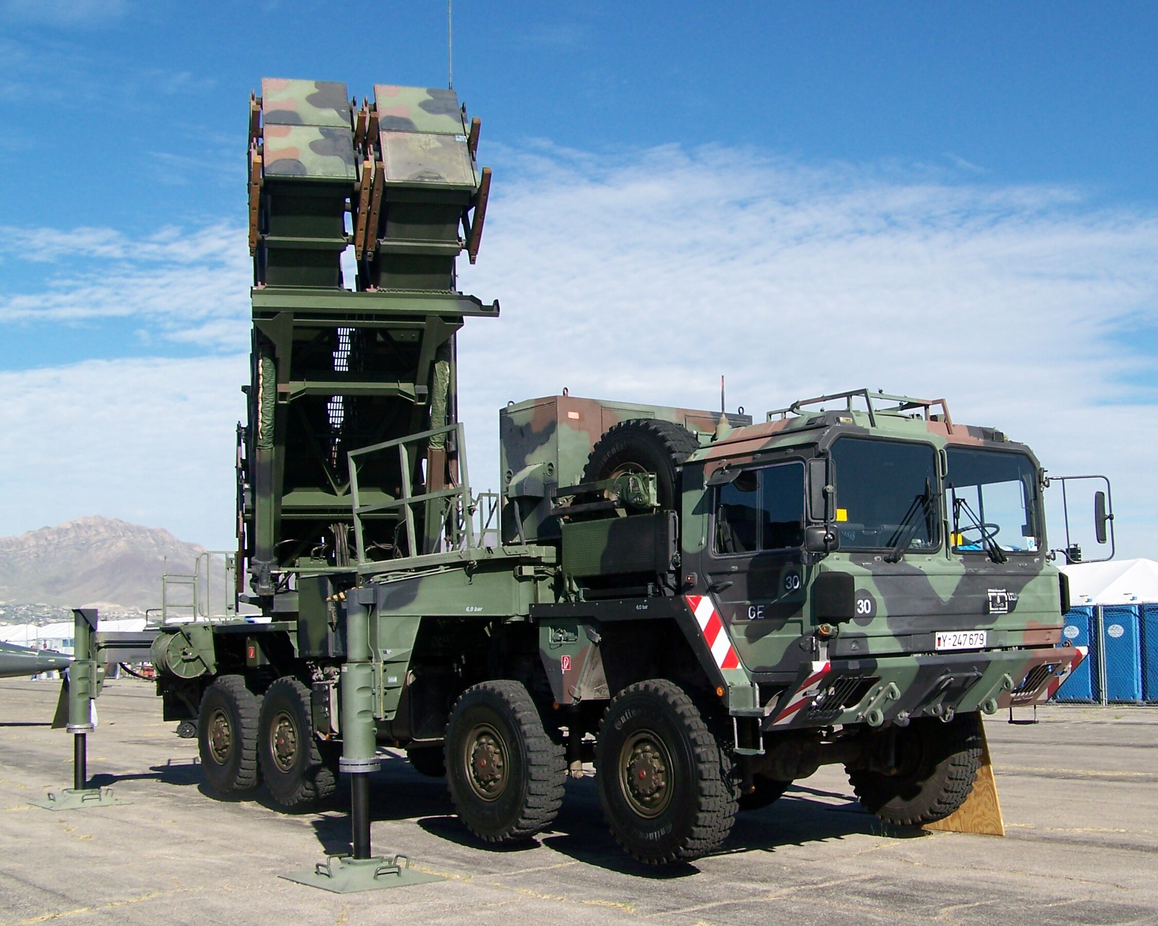 A Patriot missile launcher battery on its mobile transporter vehicle, the primary air defense system used by Saudi Arabia and NATO allies to intercept ballistic missiles and drones. Photo: Wikimedia Commons / CC BY 2.0