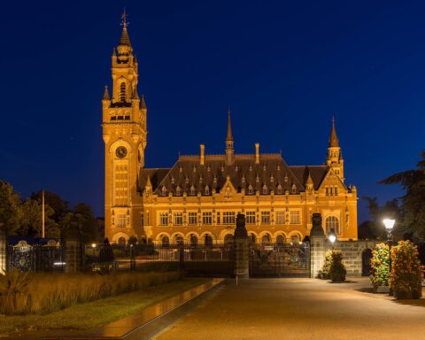 The Peace Palace in The Hague, seat of the International Court of Justice, illuminated at night. Photo: Wikimedia Commons / CC BY-SA 2.0