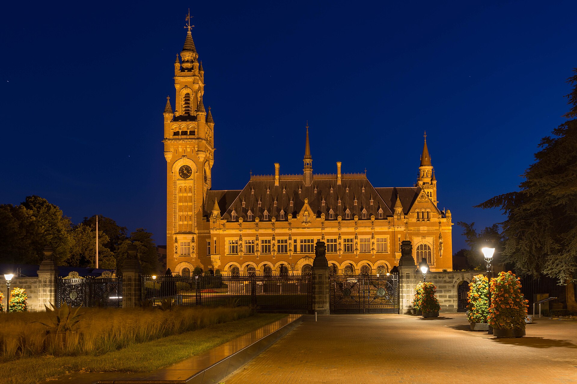 The Peace Palace in The Hague, seat of the International Court of Justice, illuminated at night. Photo: Wikimedia Commons / CC BY-SA 2.0