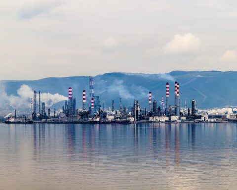 Natural gas and petroleum refinery complex on the waterfront, similar to Qatar Ras Laffan industrial facilities targeted by Iranian missile strikes in March 2026. Photo: Wikimedia Commons / CC0