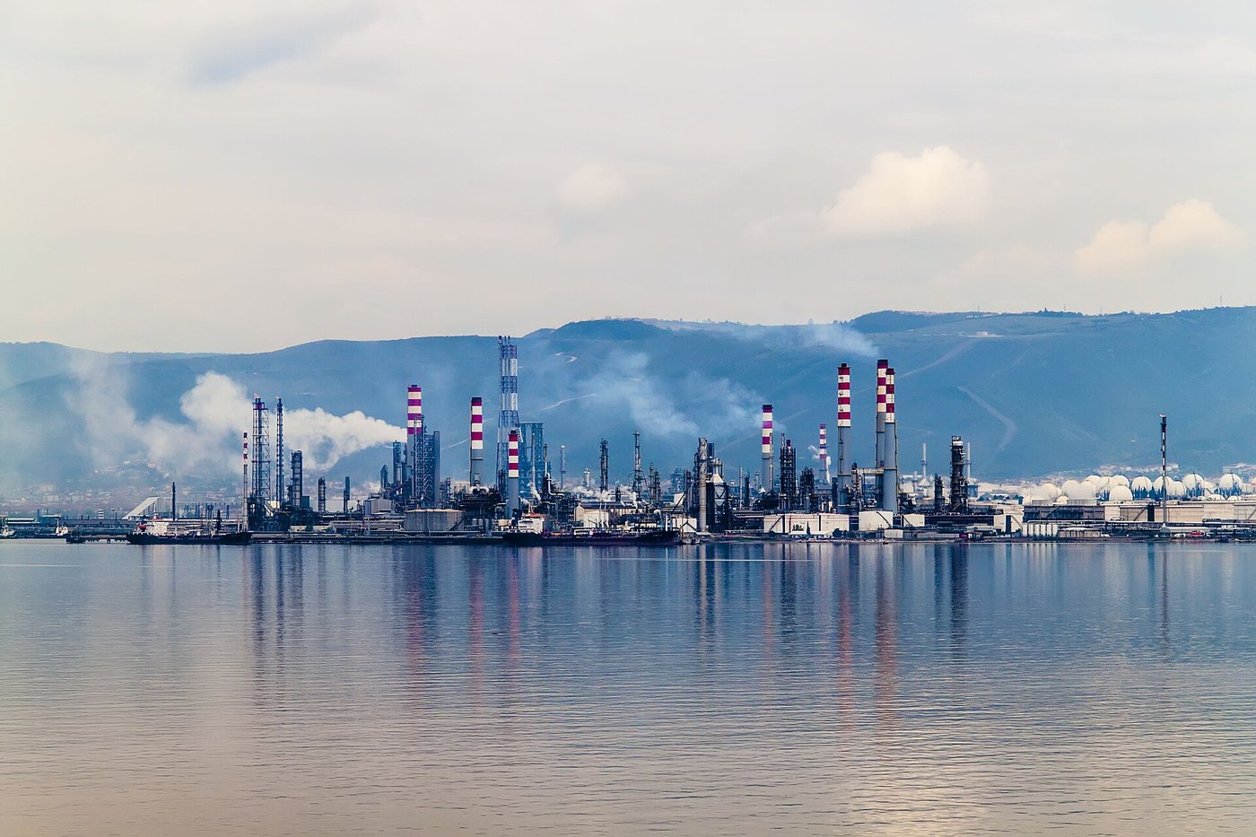 Natural gas and petroleum refinery complex on the waterfront, similar to Qatar Ras Laffan industrial facilities targeted by Iranian missile strikes in March 2026. Photo: Wikimedia Commons / CC0