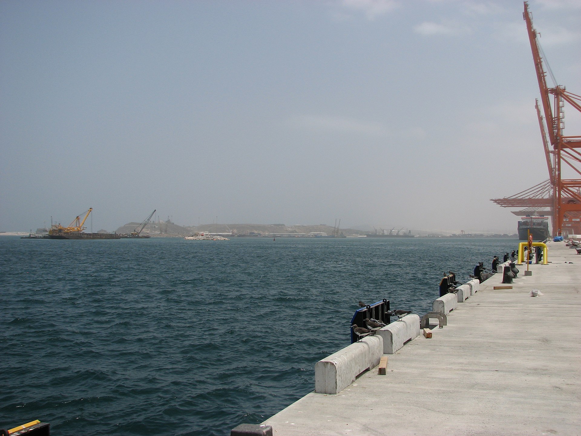 The Port of Salalah in Oman, a major shipping hub on the Arabian Sea coast that has become a critical alternative route for oil exports bypassing the Strait of Hormuz. Photo: Wikimedia Commons / CC BY-SA 3.0