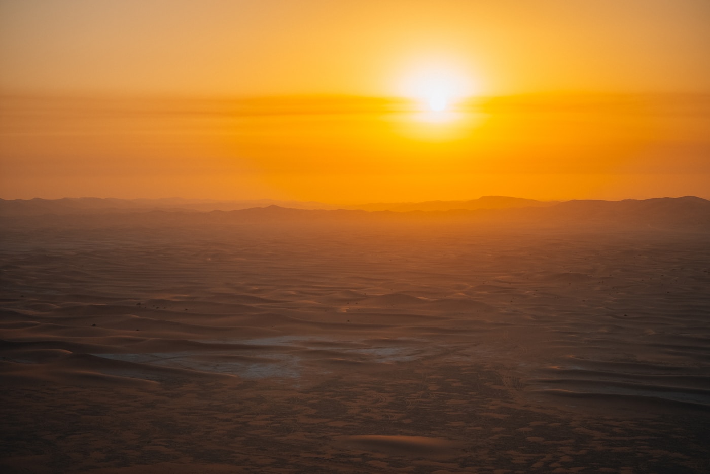 Golden sunset over Saudi Arabian desert dunes, evoking the vast landscapes travellers encounter on a Saudi Arabia itinerary