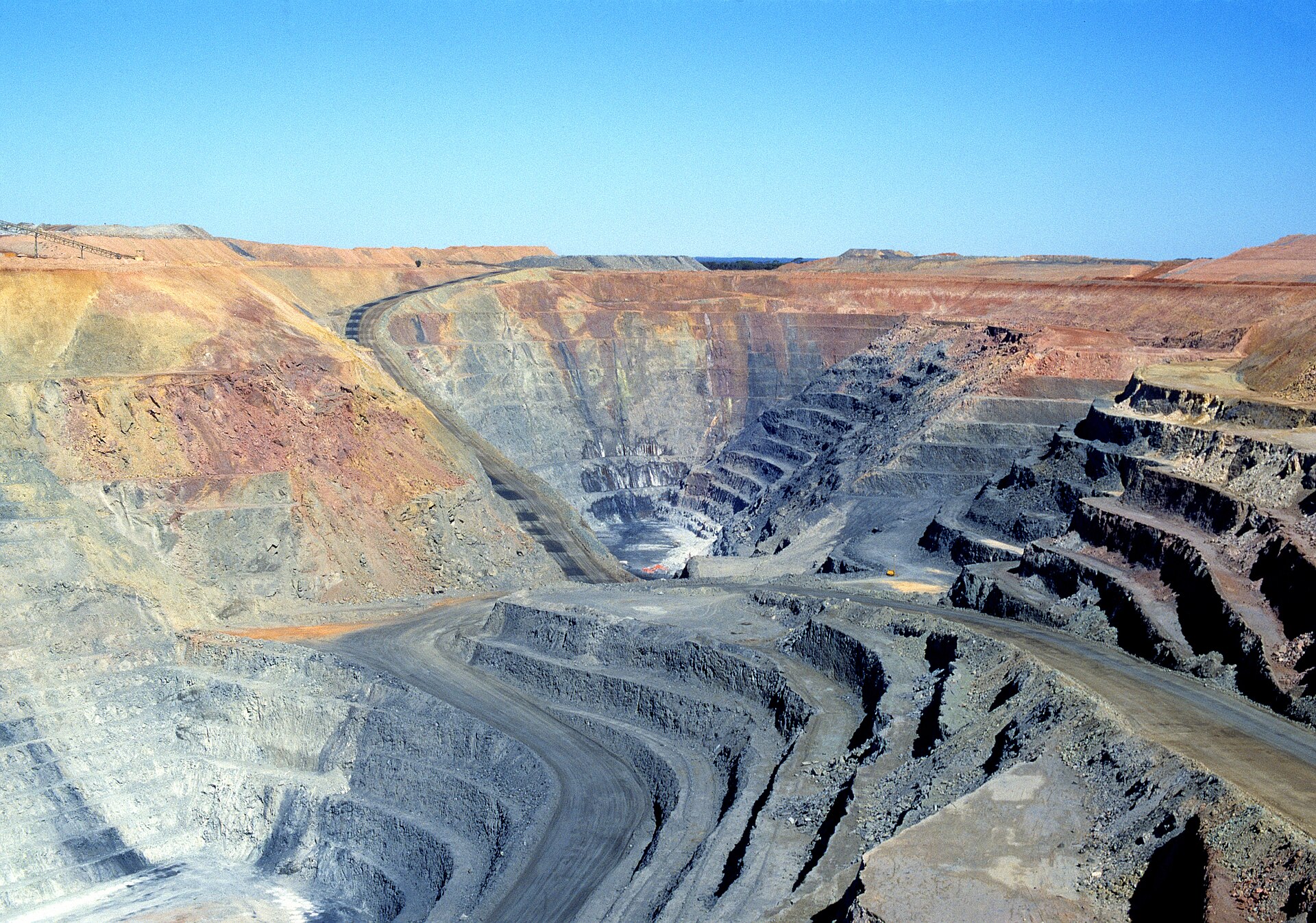 Open-pit gold mine showing terraced excavation operations typical of large-scale mineral extraction. Photo: CSIRO / CC BY 3.0