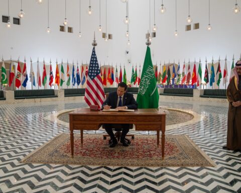 Saudi Arabian diplomatic hall with US and Saudi flags during formal diplomatic meeting — Photo: U.S. Department of State / Public Domain
