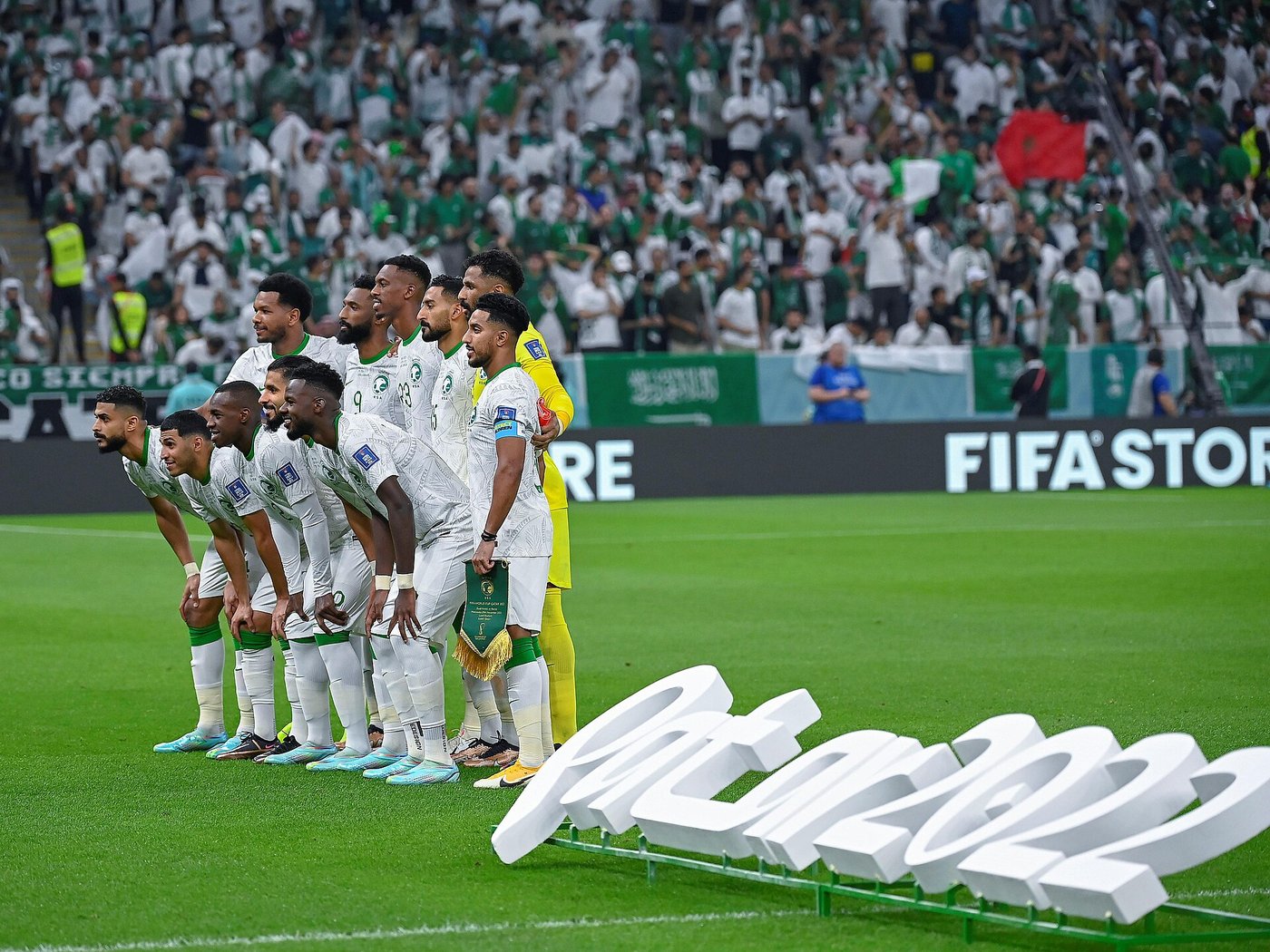 The Saudi national football team poses before a FIFA World Cup 2022 match in Qatar. The Kingdom now faces the challenge of hosting the 2034 tournament while under Iranian missile fire. Photo: Wikimedia Commons / CC BY-SA 4.0