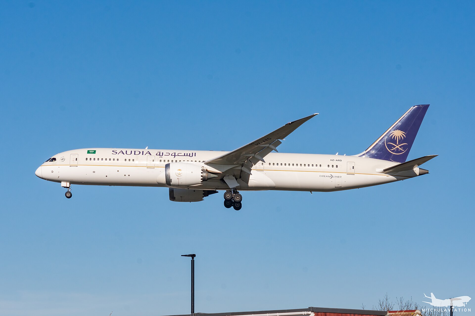 A Saudia Boeing 787 Dreamliner on approach to London Heathrow Airport, one of the international routes affected by Gulf airspace disruptions. Photo: Wikimedia Commons / CC BY-SA 2.0