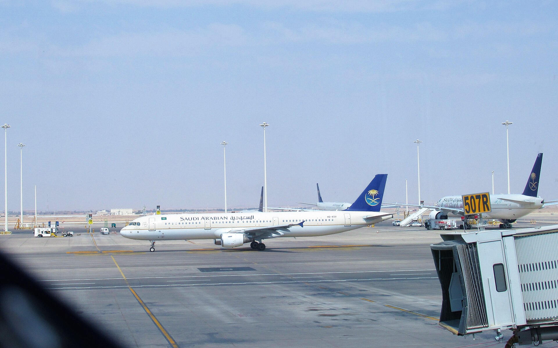 Saudia (Saudi Arabian Airlines) Airbus A321 on the tarmac at King Khalid International Airport, Riyadh. Photo: Charles / CC BY 2.0