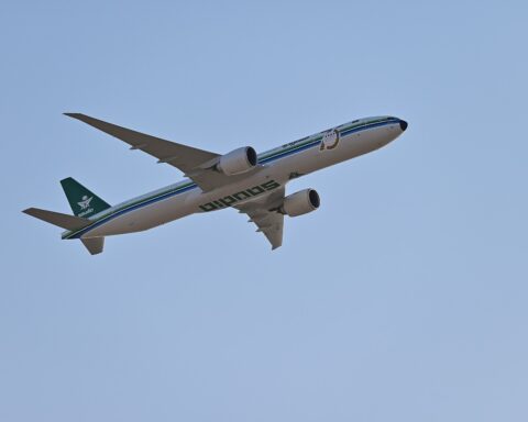 A Saudia Boeing 777 aircraft in flight, representing Saudi Arabian aviation operations during the Iran war crisis. Photo: Wikimedia Commons / CC BY 4.0