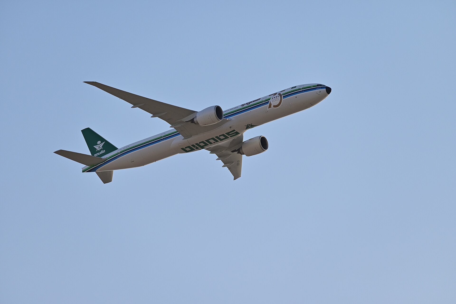 A Saudia Boeing 777 aircraft in flight, representing Saudi Arabian aviation operations during the Iran war crisis. Photo: Wikimedia Commons / CC BY 4.0