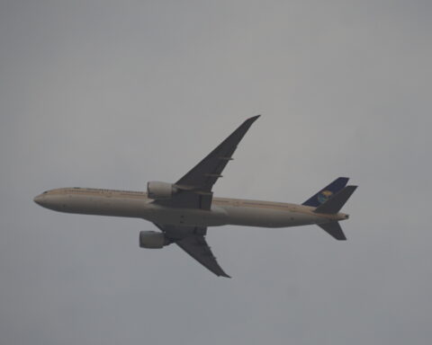 A Saudia Boeing 777 aircraft approaching King Abdulaziz International Airport in Jeddah, Saudi Arabia. Photo: Wikimedia Commons / CC BY-SA 4.0