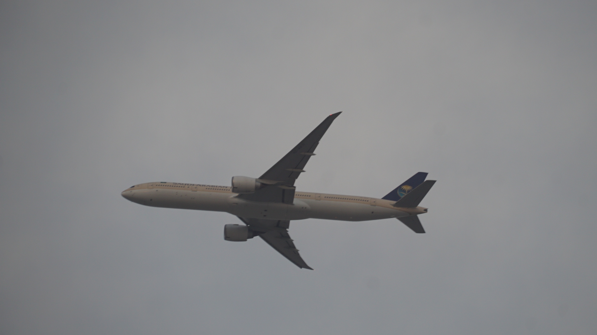 A Saudia Boeing 777 aircraft approaching King Abdulaziz International Airport in Jeddah, Saudi Arabia. Photo: Wikimedia Commons / CC BY-SA 4.0