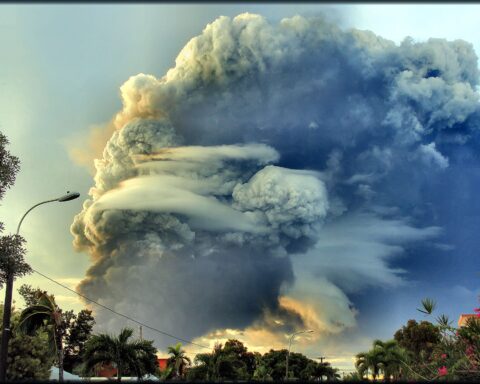 Massive smoke plume rises from a petroleum facility fire, similar to the drone attack on Abu Dhabi Shah gas field in March 2026. Photo: Wikimedia Commons / CC BY-SA 2.0