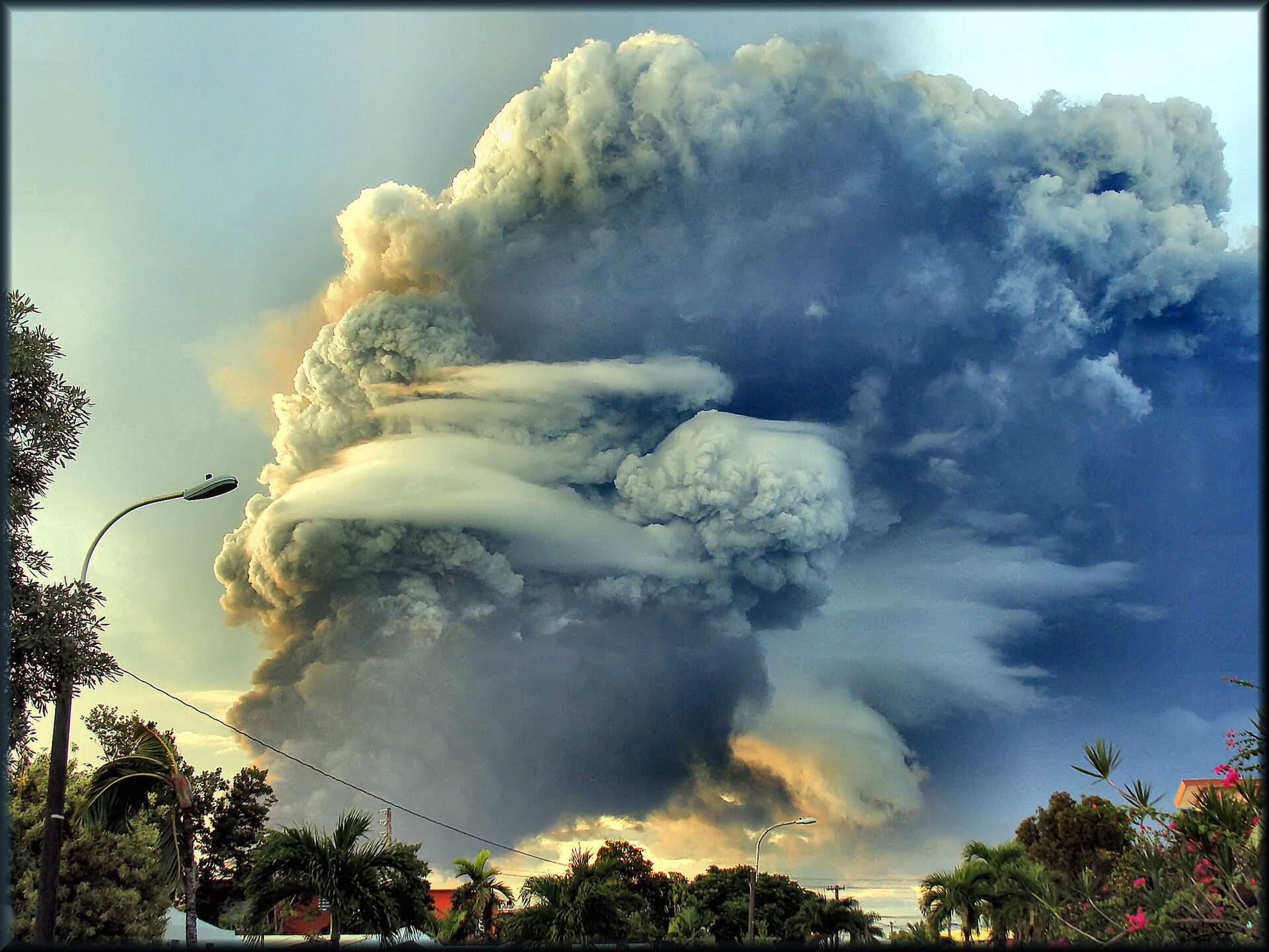 Massive smoke plume rises from a petroleum facility fire, similar to the drone attack on Abu Dhabi Shah gas field in March 2026. Photo: Wikimedia Commons / CC BY-SA 2.0