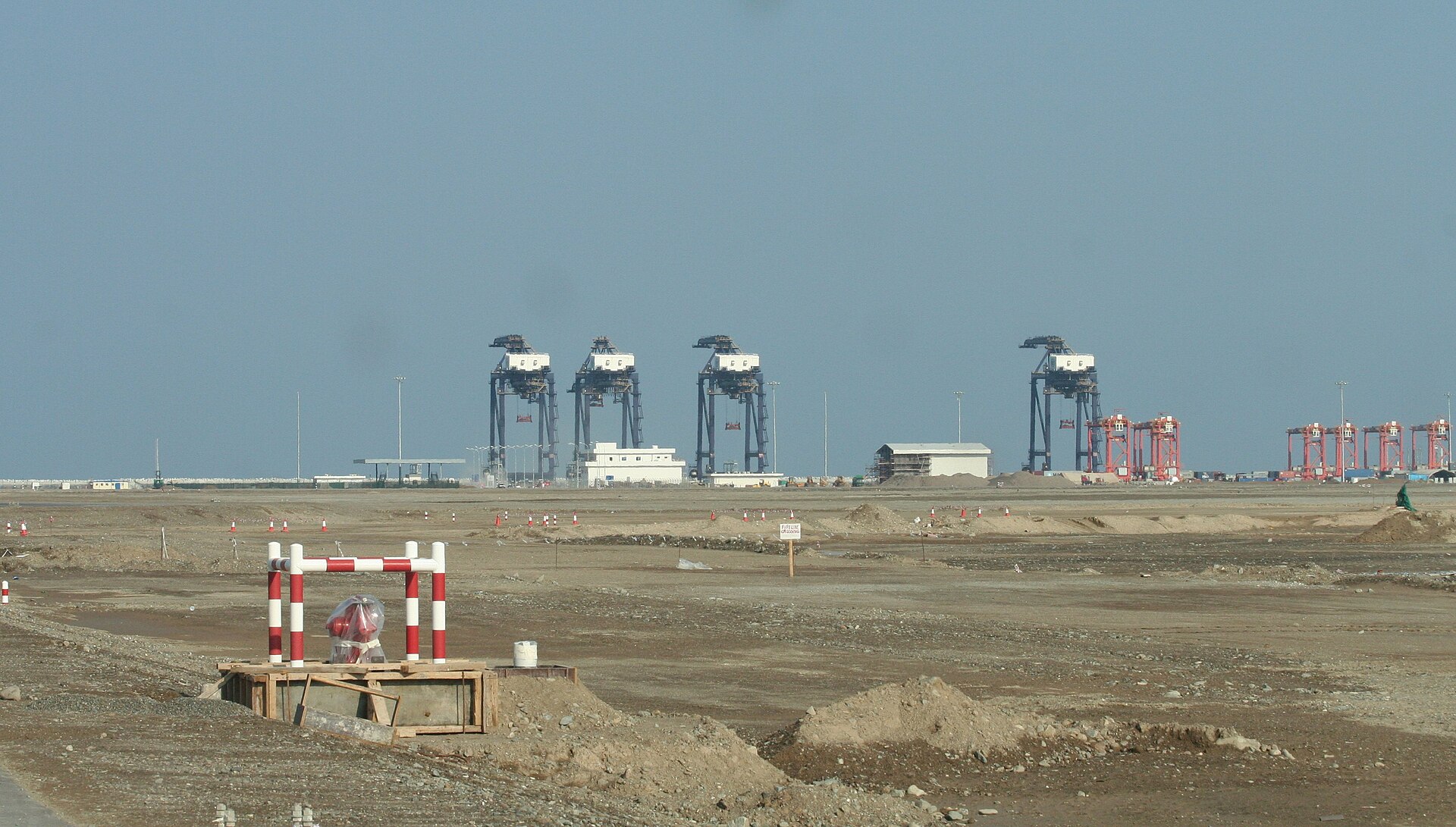 Industrial cranes at SOHAR Port and Freezone in Oman, near the al-Awahi Industrial Area where two drone crashes killed two foreign workers on March 13, 2026. Photo: Wikimedia Commons / CC BY 2.0