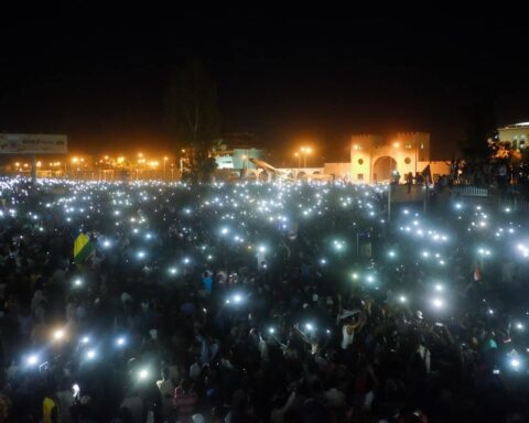 Thousands of Sudanese protesters hold phone lights during a nighttime sit-in demonstration in Khartoum, Sudan. Photo: Wikimedia Commons / CC BY-SA 4.0