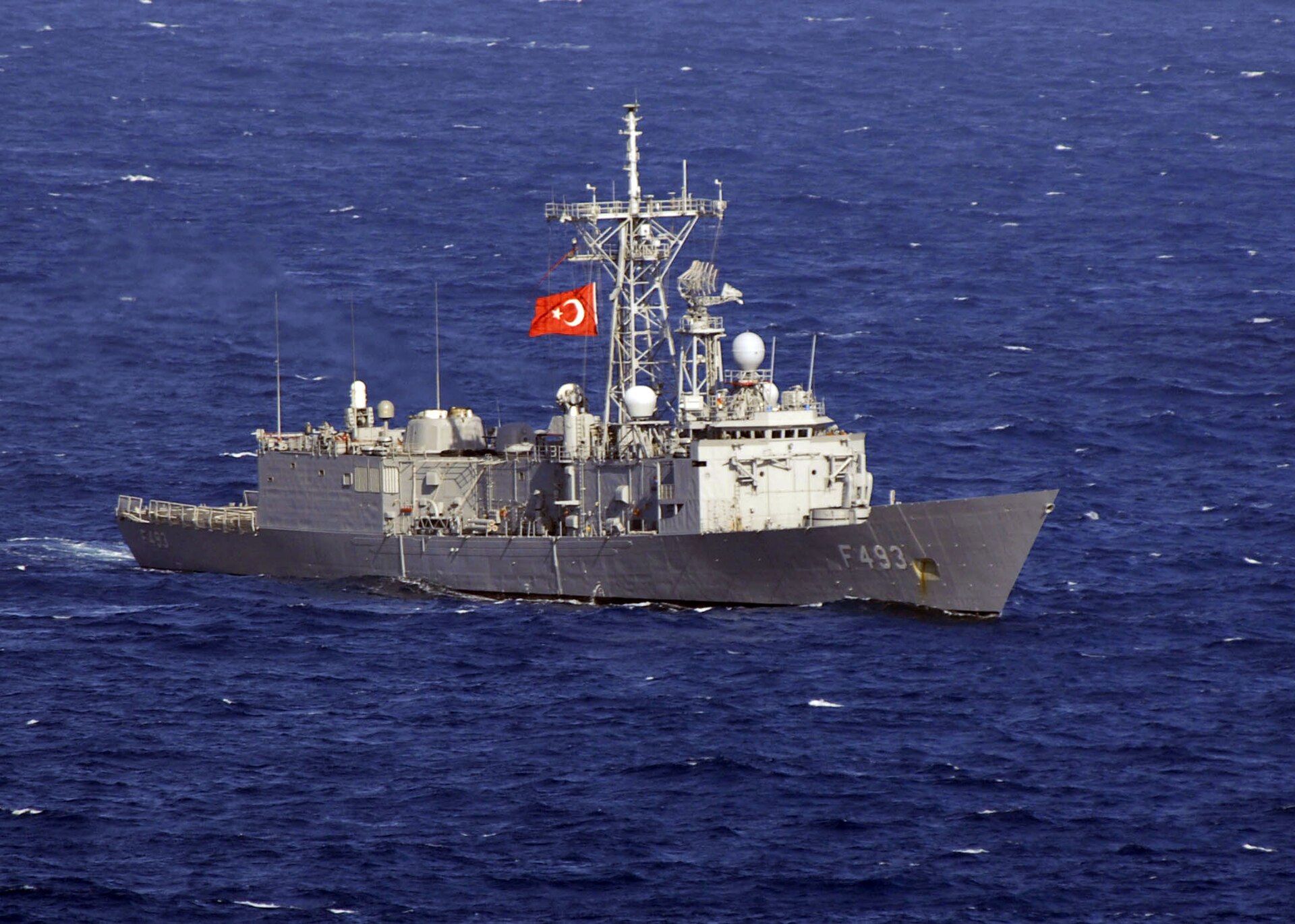 Turkish Navy frigate TCG Gelibolu at sea. Turkey secured passage for the merchant vessel Rozana through the Strait of Hormuz after negotiations with Iran. Photo: US Navy / Public Domain
