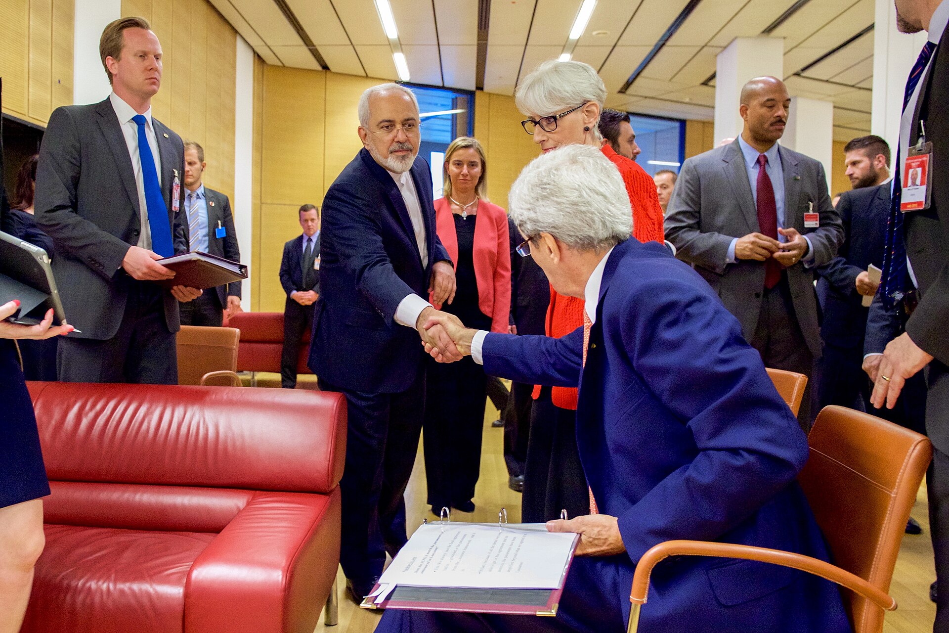 US Secretary of State John Kerry shakes hands with Iranian Foreign Minister Mohammad Javad Zarif during nuclear negotiations. Photo: US Department of State / Public Domain