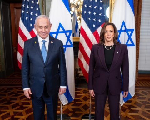 Israeli Prime Minister Benjamin Netanyahu meets with US Vice President at the White House with American and Israeli flags. Photo: White House / Public Domain
