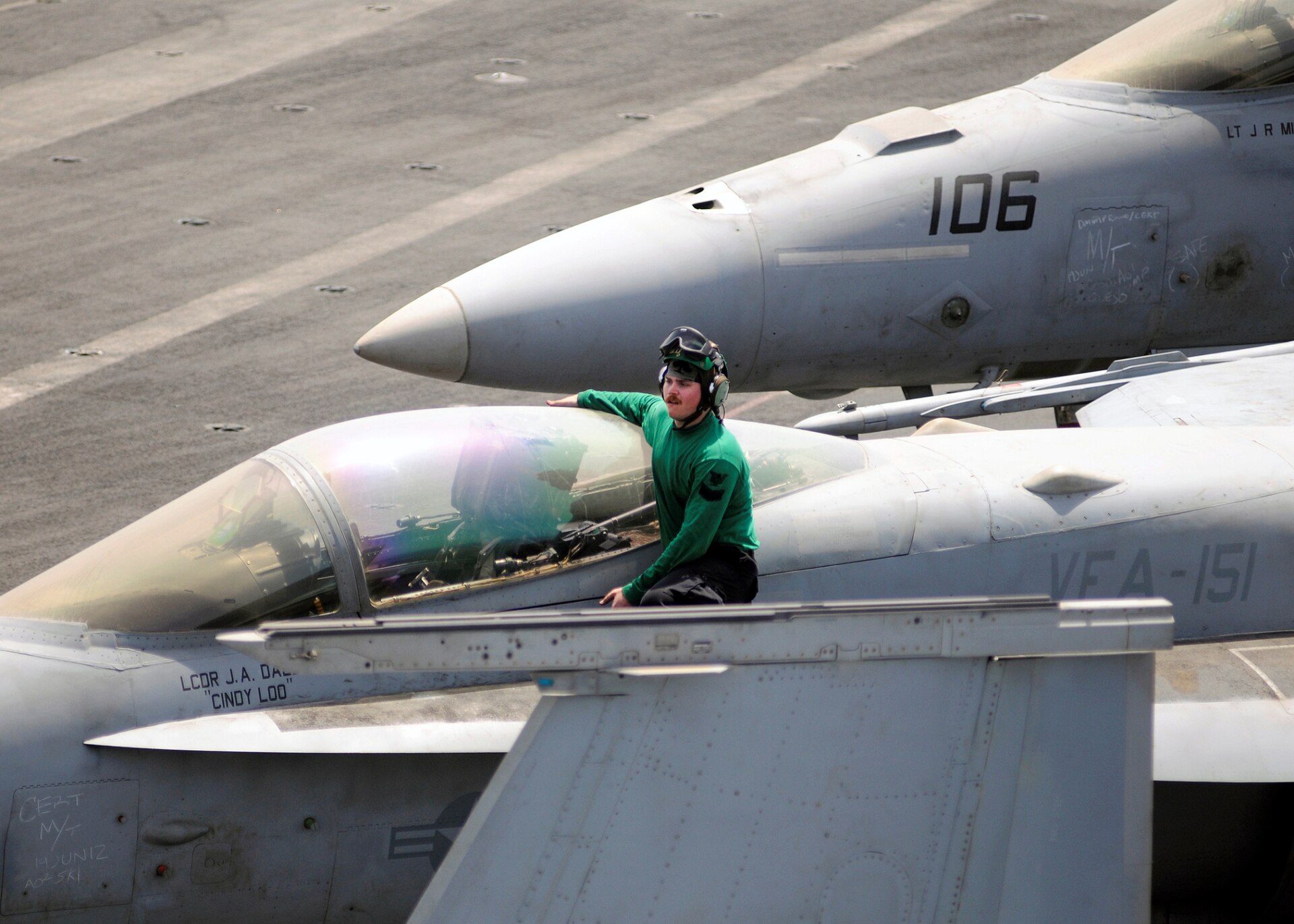 US Navy F/A-18 fighter jets on the flight deck of USS Abraham Lincoln aircraft carrier in the Persian Gulf, representing the American military presence China has chosen not to challenge. Photo: US Navy / Public Domain