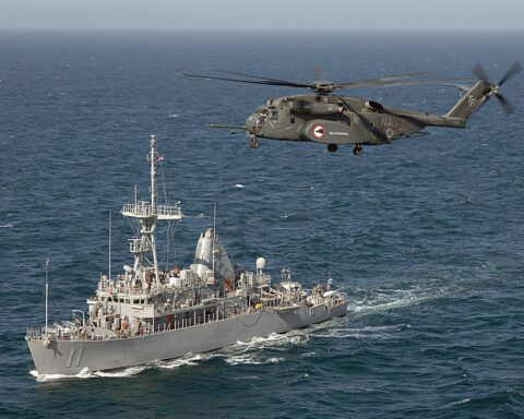 An MH-53E Sea Dragon mine countermeasures helicopter conducts minesweeping operations alongside the Avenger-class minesweeper USS Gladiator in the Persian Gulf. Photo: US Navy / Public Domain