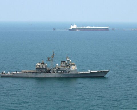 US Navy guided-missile cruiser escorts a commercial oil tanker near an offshore oil terminal in the Persian Gulf. Photo: US Navy / Public Domain