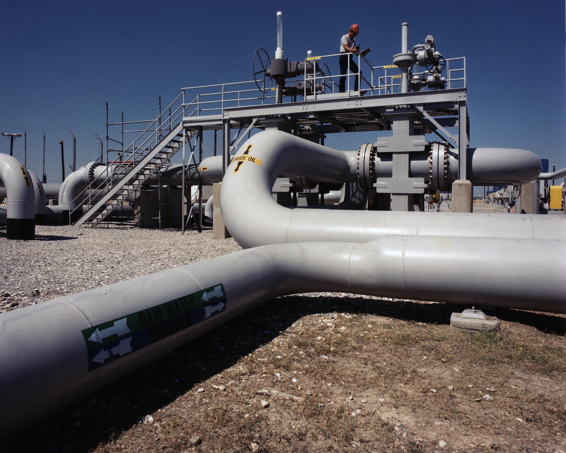 Crude oil and raw water pipes at the United States Strategic Petroleum Reserve facility, the largest emergency oil stockpile in the world. Photo: U.S. Department of Energy / Public Domain