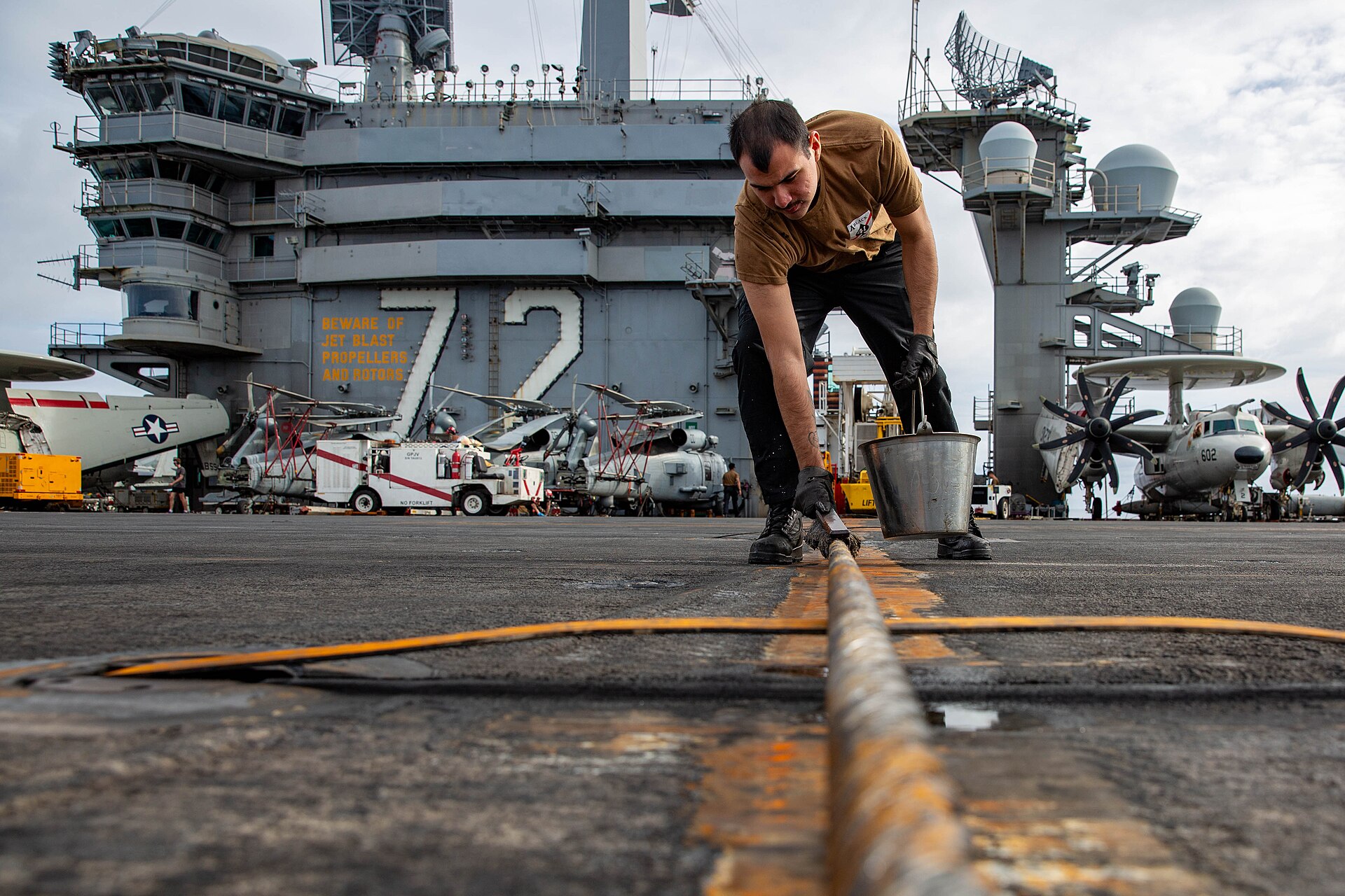 Flight deck operations aboard USS Abraham Lincoln in the Arabian Sea, part of the US naval force deployed during the 2026 Iran war. Photo: U.S. Navy / Public Domain