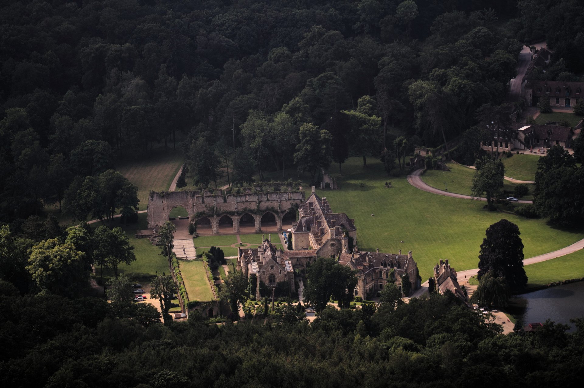 Aerial view of the Abbaye des Vaux-de-Cernay in France, the 12th-century venue hosting the G7 foreign ministers meeting on the Iran war in March 2026. Photo: Ash Crow / Wikimedia Commons / CC BY-SA 4.0