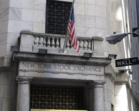 The New York Stock Exchange on Wall Street, where oil prices crashed 13 percent after Trump announced a five-day pause on Iran strikes. Photo: Wikimedia Commons / CC BY-SA 2.0
