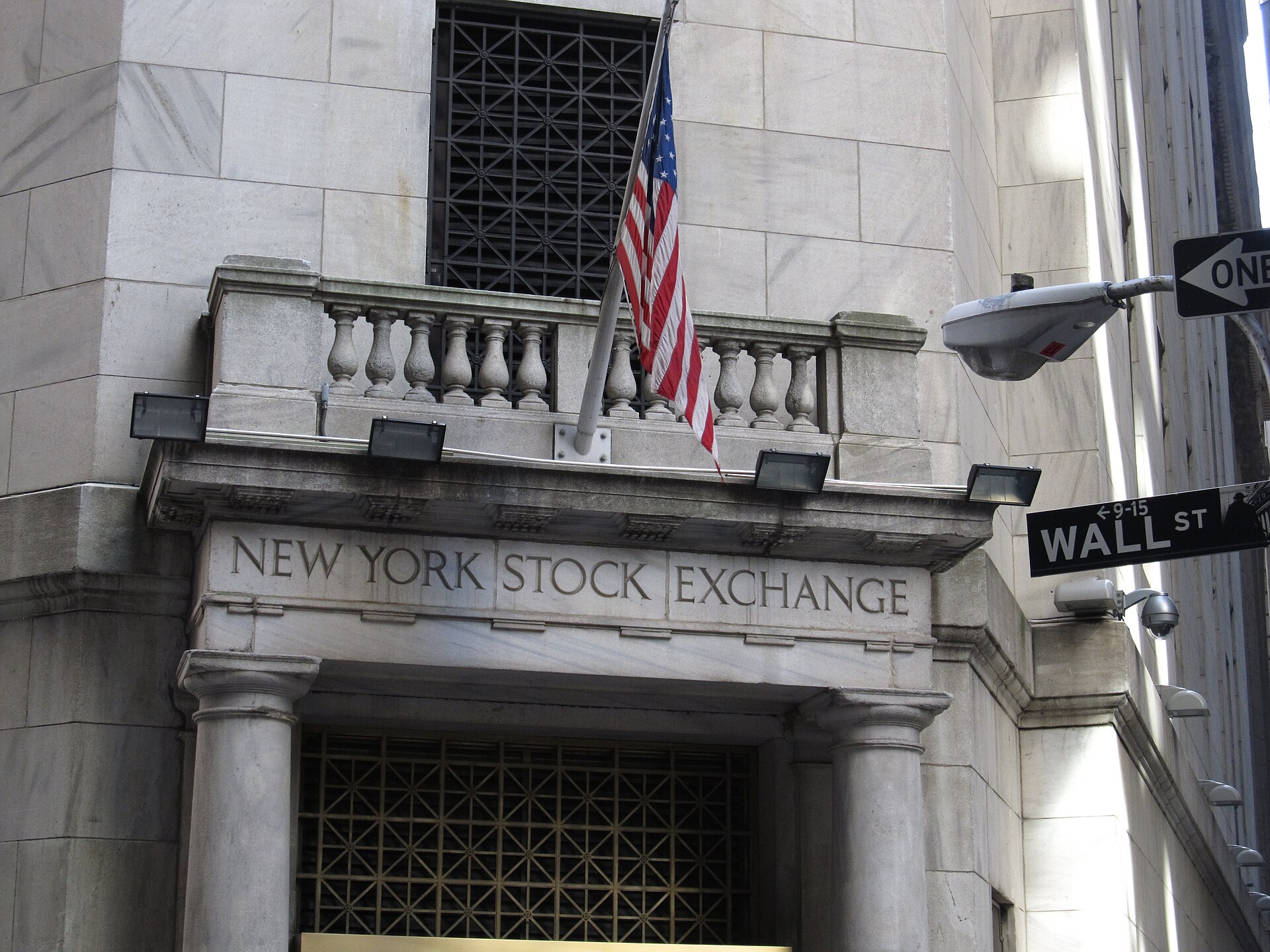 The New York Stock Exchange on Wall Street, where oil prices crashed 13 percent after Trump announced a five-day pause on Iran strikes. Photo: Wikimedia Commons / CC BY-SA 2.0