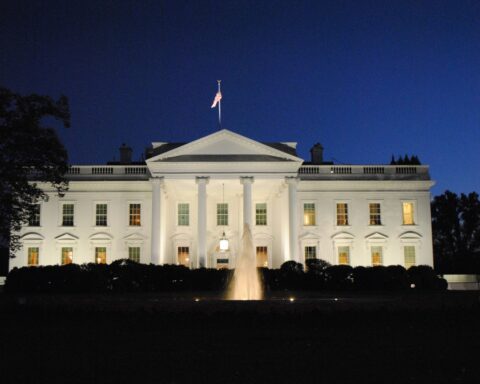 The White House illuminated at night, symbolizing US diplomatic negotiations with Iran on ending the Gulf war