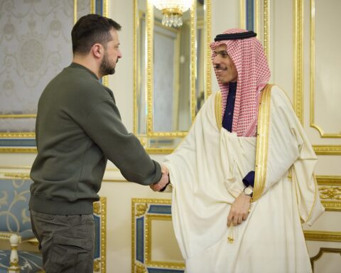 Ukrainian President Volodymyr Zelenskyy shakes hands with Saudi Foreign Minister Prince Faisal bin Farhan during diplomatic meeting. Photo: Press Service of the President of Ukraine / CC0