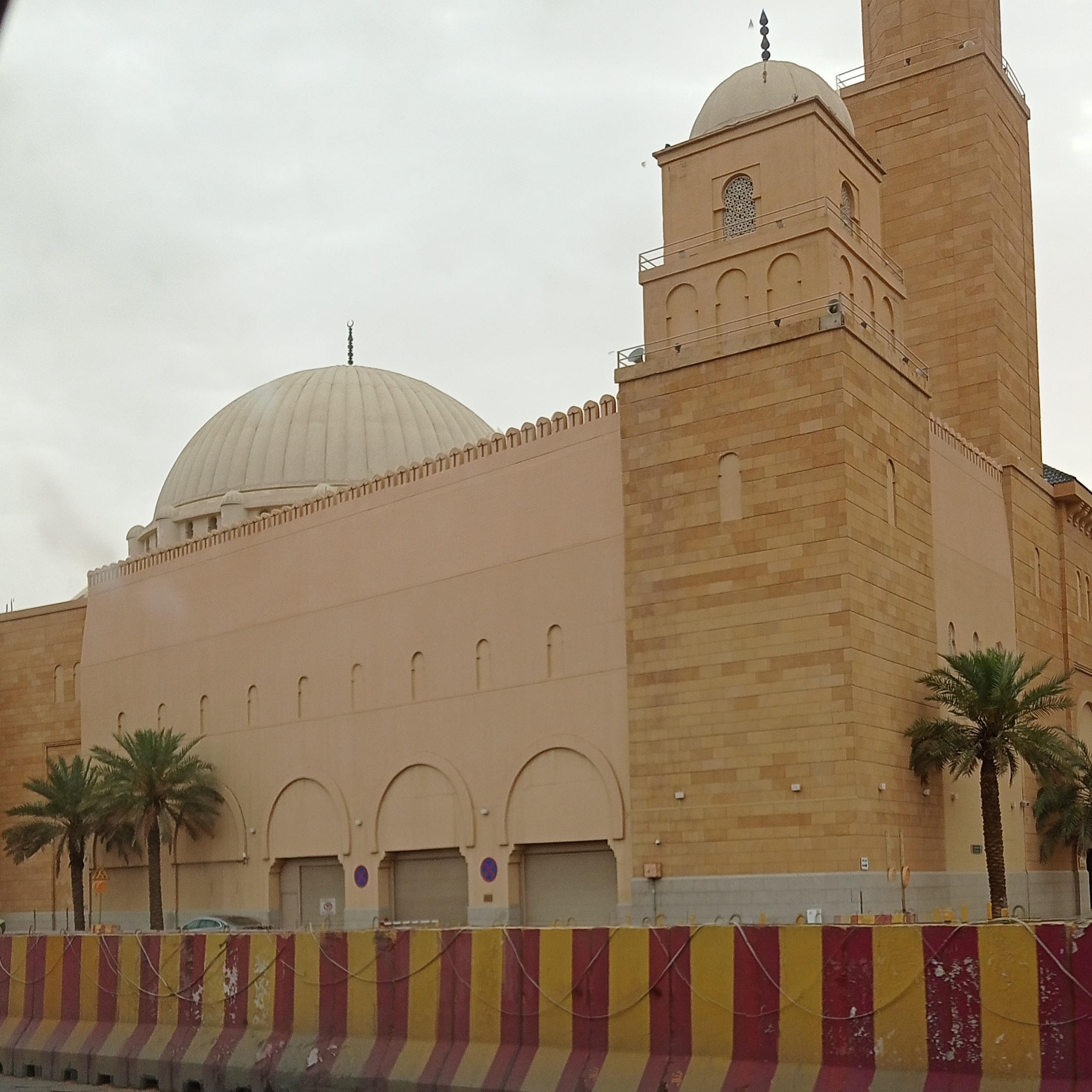 Al Rajhi Grand Mosque in Riyadh, one of the largest mosques in Saudi Arabia