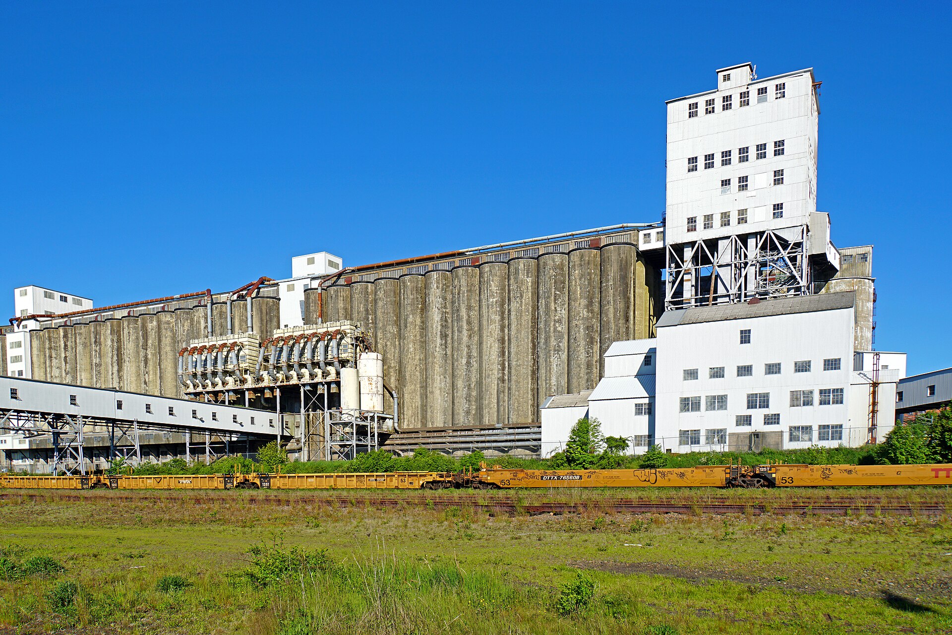 Grain silos and wheat storage elevator facility for strategic food reserves