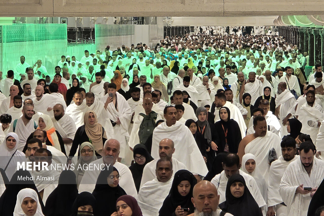 Pilgrims in white ihram garments flood through Masjid al-Haram — Iran deployed 30,000 pilgrims into Saudi Arabia beginning April 27, 2026, 59 days into active hostilities