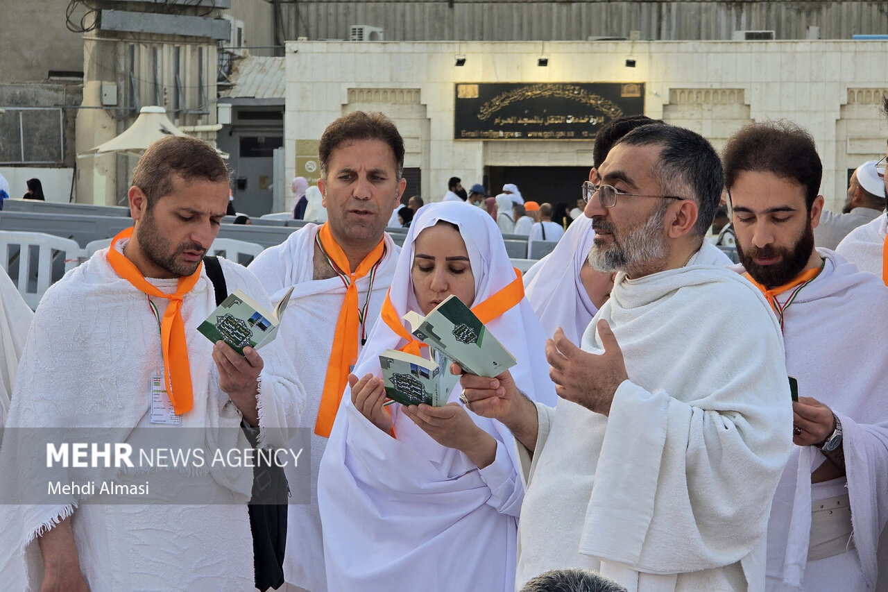 Iranian pilgrims in ihram with orange caravan identification badges outside Masjid al-Haram, Mecca, during the 2025 Umrah season — Mehr News Agency