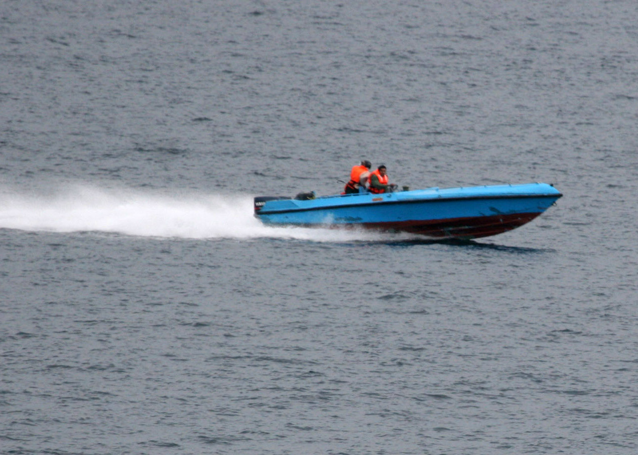 IRGC Navy fast-attack speedboat maneuvers aggressively near US Navy warships in the Persian Gulf, January 2008 — the same doctrine of harassment Iran declared would apply to any military vessel approaching the Strait of Hormuz on April 12, 2026