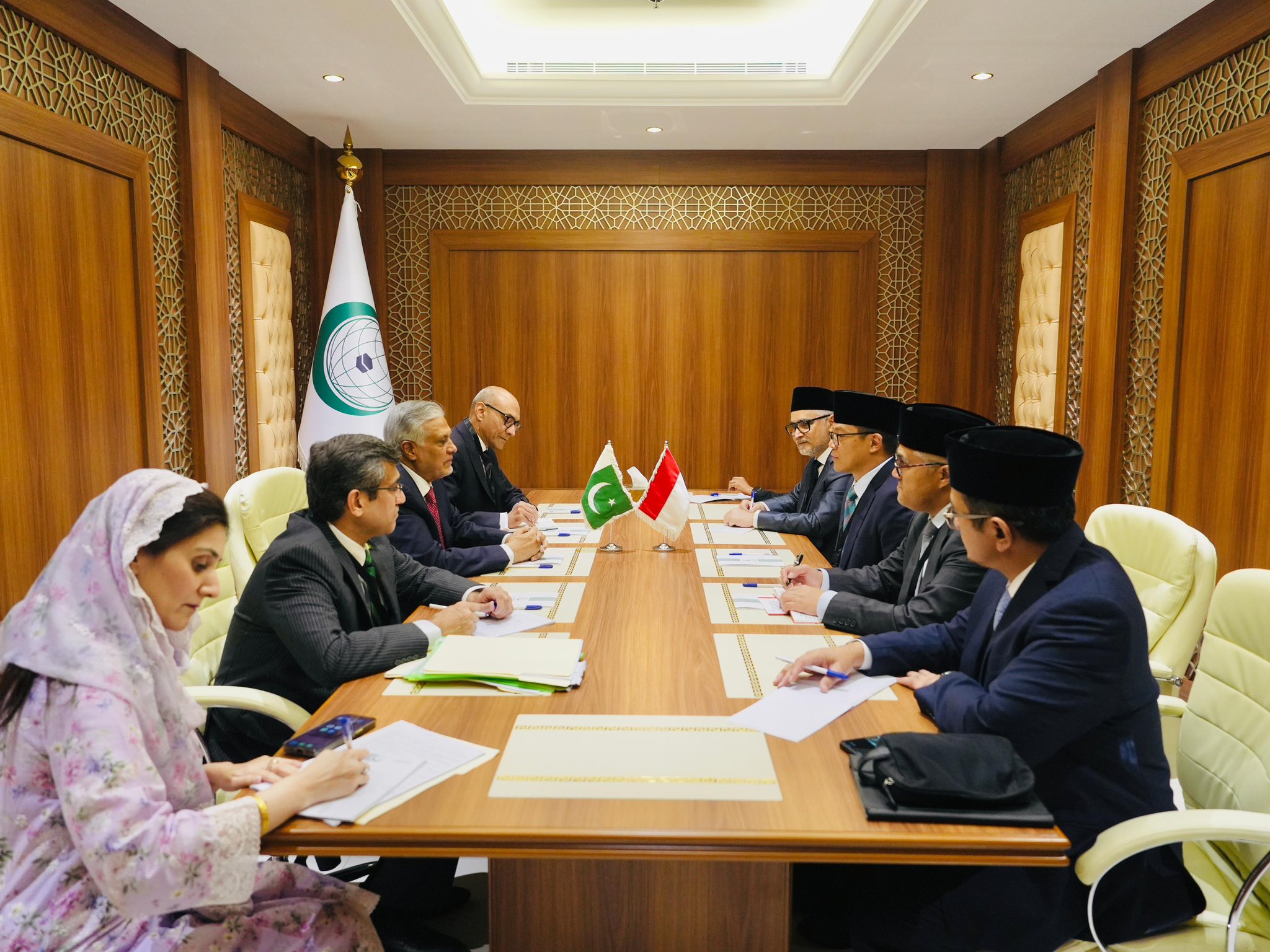 Pakistani Foreign Minister Ishaq Dar chairs a bilateral meeting at the OIC summit in Jeddah, Saudi Arabia, March 2025, with Pakistani flag visible